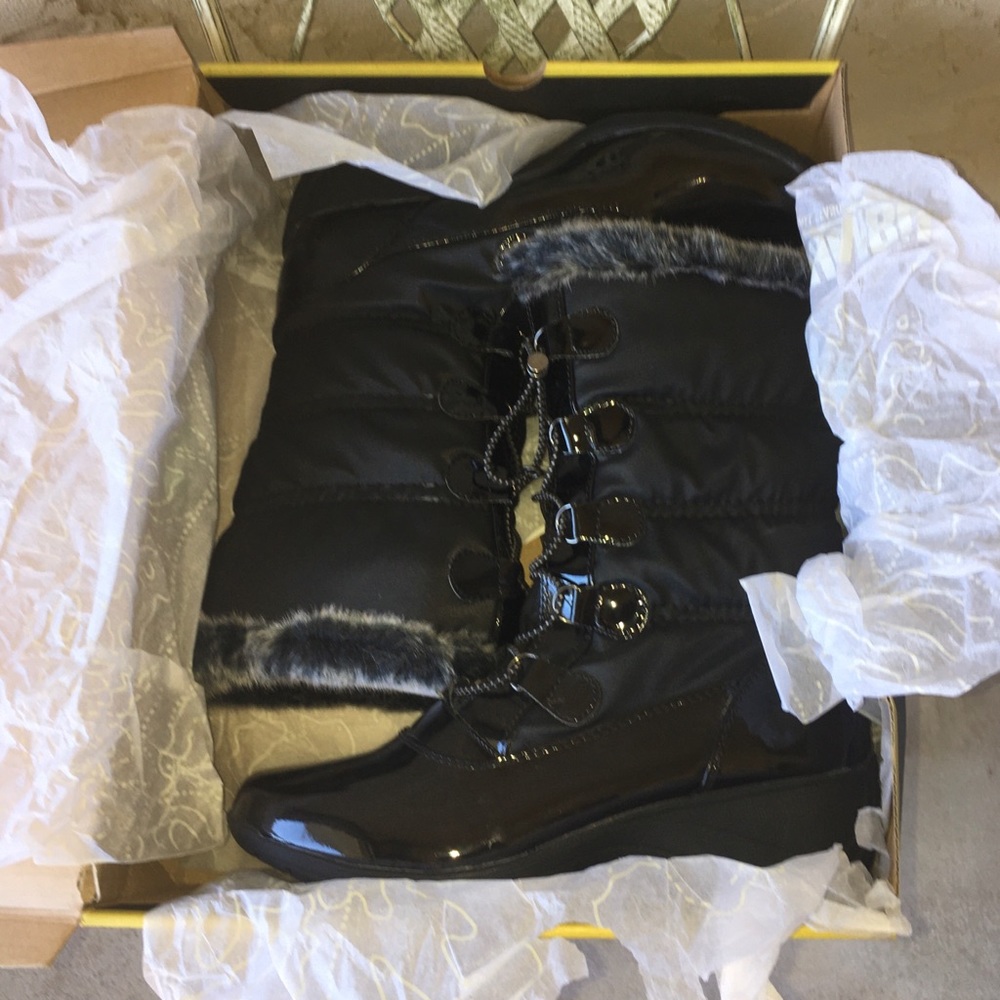 NIB Khombu Suzi Women Synthetic Winter Boot